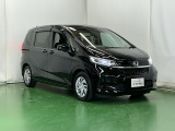 狭い駐車場でも、スライドドアならチャイルドシートへのお子さまの乗降や荷物の積載もスムーズ。とても便利な【両側電動スライドドア】ドアハンドを少し引くだけでリアドアが自動開閉します。