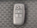 ドアの開閉時、両手が荷物で塞がっている時はキーレスでのカギの解除が大変ですよね。スマートキーはポケットやバッグに入れておけば、ノブに触れただけでロックの解除が可能です。とても便利な機能です。