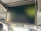 【14型有機ELフリップダウン】三列目からでも迫力のエンタメが観れる大画面フリップダウン。有機ELのモニターでは、一般的なフリップダウンよりも高コントラストでキレイな映像を楽しめます。