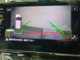 ギアをリバースに入れると車両後方の映像を映し出します。画面にはガイドラインが表示され、車庫入れや縦列駐車などの際に安全確認をサポートします。