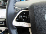 ステアリングスイッチは前方から目を離すことなく操作することが可能。わき見運転の防止に。