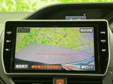 後方確認をサポートするモニター画面。狭い道や駐車時も安心です。安全運転をサポートする頼もしい機能ですね。