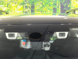 【アイサイトVer3】前方の車両等を検知し、衝突しそうな時は警報で注意を促し、ブレーキを踏む力をサポート。ブレーキを踏めなかった場合は衝突被害軽減ブレーキが作動、衝突回避をサポートします。