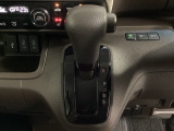 CVT車のセレクトレバーです。低速から高速まで、変速ショックのないスムーズな走りを実現するとともに、エンジン効率のよい領域を維持することで燃費にも貢献します。