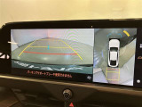 複数のカメラの映像をもとに、クルマを真上から見ているような映像をドライバーに提供し駐車をサポートする機能です。