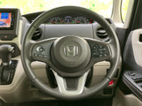 握りやすいステアリングは、長時間の運転でも疲れを軽減。オーディオやハンズフリー通話など、便利な機能も操作可能です。快適なドライビングをサポートします。
