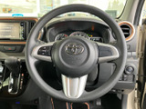 握りやすいステアリング形状で、長時間の運転でも疲れにくい設計。操作性にも優れており、快適なドライビングをサポートします。