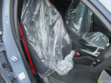 フロントシートのお写真です。 広い足元と、ゆったり座れるシートは長時間の運転でも疲れにくくなっております♪