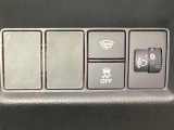ハンドルの右側にはヘットライトリベライザーとVSA(ABS+TCS+横滑り抑制)の解除スイッチがついています。ヘッドライトリベライザーは道路状況や積荷の加重に応じてライトの高さを調節できます。