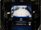 後方映像を11.6インチディスプレイに表示し、ステアリング連動ガイドラインが駐車をサポート。さらに後退時はリヤ4センサーが障害物を検知し、必要に応じてブレーキが作動します。