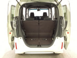 開口部も広く荷物の積み下ろしもしやすいお車となっております。シートの背もたれは5:5の割合で背もたれを可倒でき、前後のシートスライドもできるので荷室をひろげることができます。