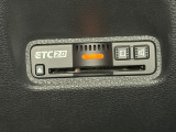 有料道路をキャッシュレスで通行できるETC車載器付きです。運転席足元に設置されています。ETCセットアップ費用は含まれておりません。別途必要となります。
