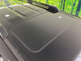 【サンルーフ】開放感たっぷりの希少装備、サンルーフが装着されています!車内に明かりを取り入れたり景色を楽しむ以外にも、車内の空気も簡単に換気できて快適です!