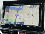 見やすい地図表示で、目的地までスムーズに案内します。渋滞情報もリアルタイムで確認でき、効率的なルート選択をサポートします。安心の運転を。