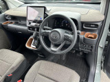 【運転席】座り心地が良いシートなので長時間の運転でも快適にお過ごしいただけます。新品のフロアマットのご注文も可能です。掲載箇所以外にご希望の写真がございましたらお気軽にお問い合わせ下さい。
