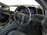 ドライバーを包み込むようなデザイン。運転していて安心感、高級感を感じられるコックピットです。