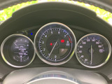 視認性の高いメーター類が、運転に必要な情報を的確に伝えます。落ち着いた色合いとシンプルなデザインで、運転に集中できる環境です。