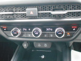 左右独立温度コントロール式フルオート・エアコンコンディショナーです。運転席・助手席シートヒーター装備です☆