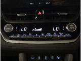 お車のキーはスマートキーです。キーを身につけた状態で車に近づき、ドアロックの解錠や施錠操作が出来ます。雨の日など両手がふさがっている時など、とっても便利ですね。