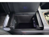 両開きタイプで運転席からも助手席からも使いやすいセンターコンソールボックスには音声と映像が1本のケーブルで伝送できる便利なHDMIと給電用USB(Type-C)、アクセサリーソケットを装備しています。