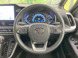 インテリアに合わせたデザインのステアリングは、運転される方のことも考え、運転しやすい形状、大きさです。是非一度、実際に触ってお確かめください。
