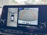 上空から見下ろしているかのような映像で周囲を確認可能。駐車や狭い道でのすれ違い時もスムーズな運転をサポートします。