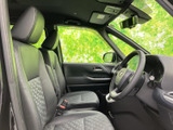 開放感のある室内空間が広がります。ドライバーシートに座れば、快適な運転姿勢で長距離ドライブも楽々です。