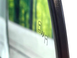 【ブラインドスポットモニター】走行中、ドアミラーの死角になりやすい箇所に後続車が接近するとサイドミラーのレンズに警告を表示!ドライバーに注意喚起をしてくれます。