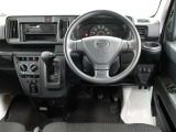 フロントSRSエアバッグは車両前方から乗員が重大な傷害を受けるおそれのある大きな衝撃を受けた場合に作動し、シートベルトが身体を拘束する働きと併せて前席乗員の頭部や胸部などへの衝撃をやわらげる装置です。