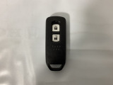 スマートキーを装備しています。鍵を差し込むことなくドアロックの開け閉めと、スタートボタン操作でのエンジンスタートができます。スペアキーも同じものを用意しております。