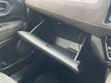 【グローブボックス】大容量のグローブボックスです!!車検証ケース他、日頃使う小物類の収納スペースもたくさんあります!