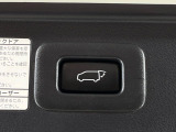 【パワーバックドア】スマートキーや運転席のボタンを押すだけでリアゲートが自動で開閉します!荷物を持っている時や、高い位置にあるバックドアを閉める際に便利な機能です♪