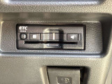 見栄えよくすっきりと収まるETC車載器です。高速道路の料金所をスムーズに通過でき、快適なドライブをサポートします。納車されたその日からすぐに遠出やロングドライブを楽しめます。
