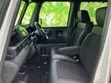 運転席からの視界が広く、運転操作もスムーズです。運転をサポートする機能も充実しています。