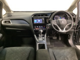 車内は光触媒抗菌消臭施工済です。スタイリッシュなデザインでスポーティなインパネ周りを演出します。グローブボックスやカップホルダーのほかにトレーなどたくさんの収納スペースが付いています。