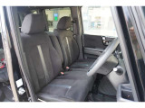 運転席・助手席はベンチシートになっております!運転席と助手席の間をスムーズに移動できます♪