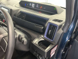 ちょっとしたところは収納ボックスにもなっています。車内はサイズも決まっているので、収納が少ないと思っているアナタ!ご安心ください。さまざまなところに収納が隠れているんです♪