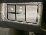 VSA装備車です。VSAはドライバーの操作と車の動きを見守っています。もし車の挙動が乱れたとき、4輪別々にブレーキをかけたり、エンジンパワーをしぼることによって車を安定させます。