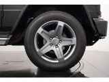 チタニウムグレーにペイントされた純正19インチAMG 5スポークアルミホイールを装着。G550らしい力強いスタイリングにマッチし、ブラックのボディとの組み合わせでスポーティかつ上品な足元に仕上がっています。