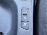 ドライブモード切替スイッチです。走行シーンや気分に合わせて、車の走りの特性を簡単に切り替えられます。雨の日や雪道でのタイヤの空転を抑えるTRCの切替スイッチです。