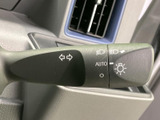 操作しやすいウインカーレバーで、安全な車線変更をサポート。直感的に操作でき、スムーズな運転をアシストします。夜間でも視認しやすい設計です。