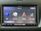 使いやすいインターフェースで、快適なドライブをサポート。CDやラジオに加え、様々なメディアに対応し、車内時間を楽しく演出します。