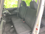 シンプルで機能的なデザインが特徴。運転に集中できる、快適な空間を提供します。