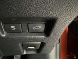 電動式バックドアです。 荷物を持ったままでもボタン一つで自動的に開け閉めできるので便利ですよ。 挟み込み防止機能も付いていますのでお子様の手や荷物を挟み込むのを防いでくれますよ。