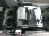 運転席と助手席の間のコンソールBOXには、フタ付の小物入れやUSB電源ポートをご用意しております♪