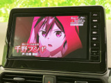 停車中には、TVの視聴でリラックスした時間を過ごせます。長距離移動の際の休憩に最適です。多彩なエンターテイメント機能で、快適なドライブをサポートします。