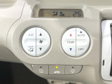 【オートエアコン】一度お好みの温度に設定すれば、車内の温度を検知し風量や温度を自動で調整。暑い&hellip;寒い&hellip;と何度もスイッチ操作をする必要はありません。快適な車内空間には必須の機能ですね♪