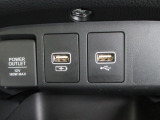 便利なUSBジャック・12V電源ソケットも付いています。周辺機器の充電にご利用頂けます。