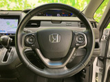 握りやすいステアリングは、運転操作をスムーズに。オーディオやナビの操作もステアリングから行え、安全運転をサポートします。