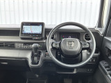 水平基調でスッキリとしたフロントビュー。広く見渡せて運転に安心をもたらします
